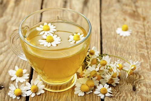 trà hoa cúc giúp làm dịu làn da kích ứng