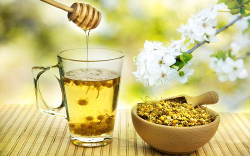 Khi pha trà hoa cúc để trị đau họng bạn cũng có thể thêm một chút mật ong